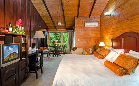 Arenal - Hotel Montana de Fuego facing the Volcano